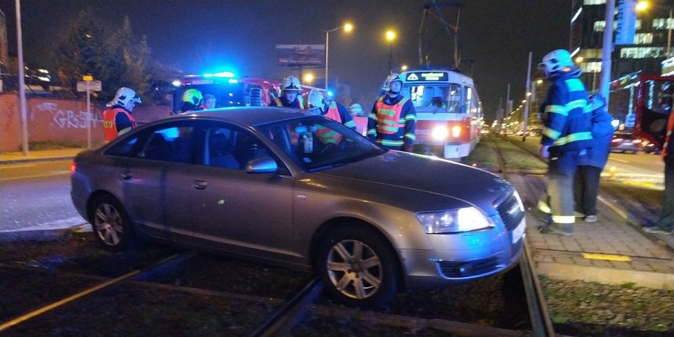 Ve Vysočanech nabourala tramvaj audi. Nehoda zkomplikovala provoz na kolejích.