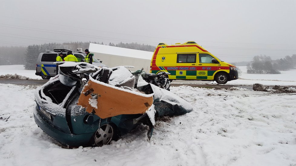 Kamion smetl u obce Štoky osobní auto.