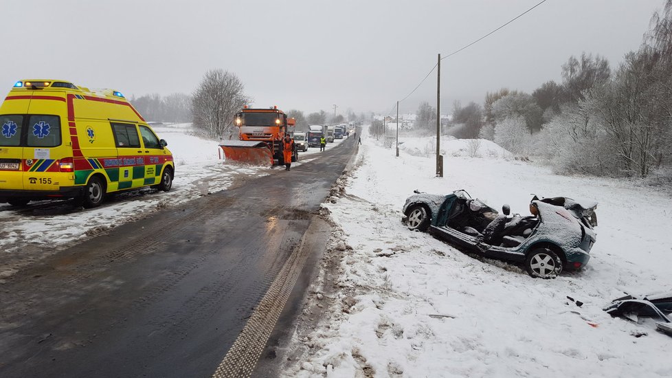 Kamion smetl u obce Štoky osobní auto.