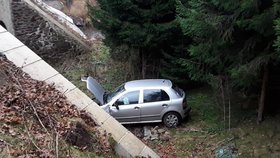 Nedaleko Želiva na Pelhřimovsku neudržela řidička v důsledku silné námrazy své auto na silnici a sjela pod most.