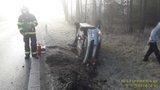Řidič na Plzeňsku brzdil u nehody: Smykem poslal auto do příkopu, hasič taktak uskočil