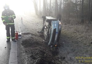 Při nehodě u Vysoké Libyně skončila v příkopu postupně dvě auta.