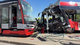 Policie pátrá po svědcích srážky autobusu a tramvaje v Praze: Po nehodě zůstalo 18 zraněných