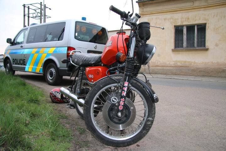 Foto z nehody motocyklisty, kterého manželé Kotýkovi zachránili.
