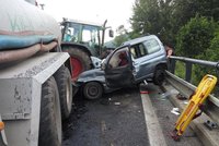 Srážka auta a traktoru na Chomutovsku: Na místě zasahovaly 3 vrtulníky!