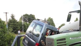 Traktor v Podještědí sešrotoval auto: Záchranu řidiče komplikovali zvědavci.