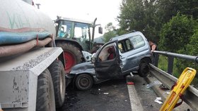 Traktor v Podještědí sešrotoval auto: Záchranu řidiče komplikovali zvědavci.