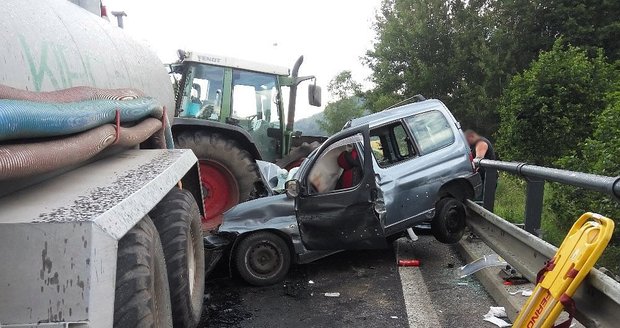 Srážka auta a traktoru na Chomutovsku: Na místě zasahovaly 3 vrtulníky!