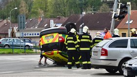 Lékařský vůz skončil po nehodě v Benešově obrácený na střeše!