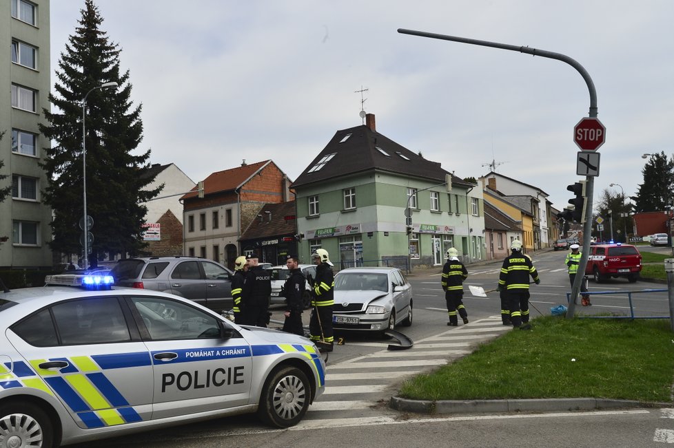 Lékařský vůz skončil po nehodě v Benešově obrácený na střeše!