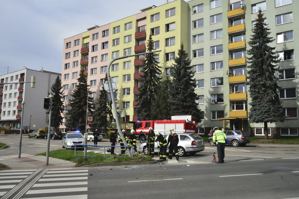 Lékařský vůz skončil po nehodě v Benešově obrácený na střeše!