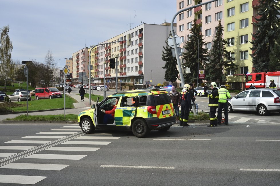 Lékařský vůz skončil po nehodě v Benešově obrácený na střeše!