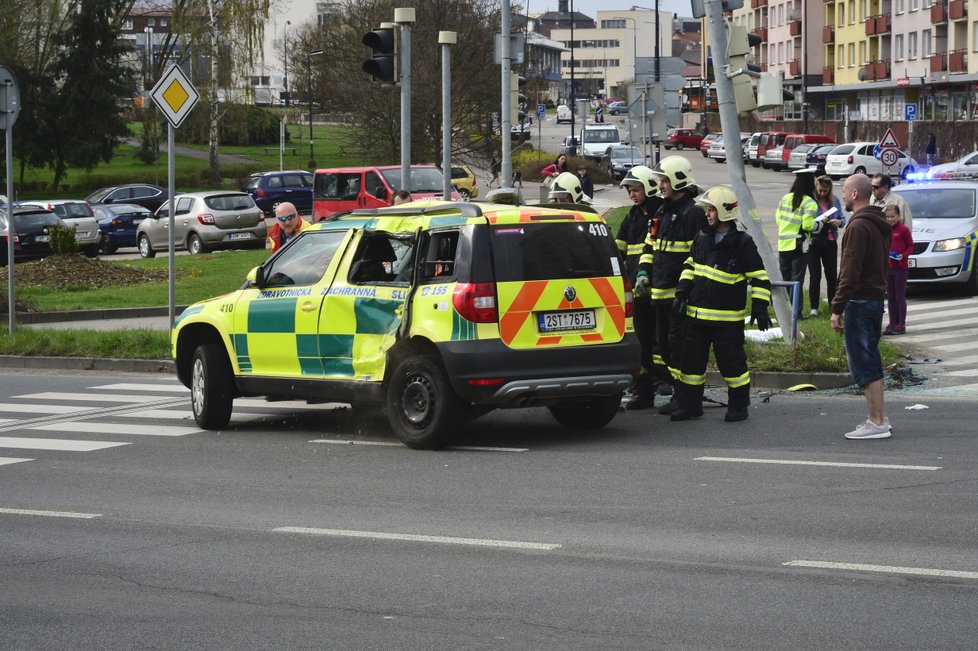 Lékařský vůz skončil po nehodě v Benešově obrácený na střeše!