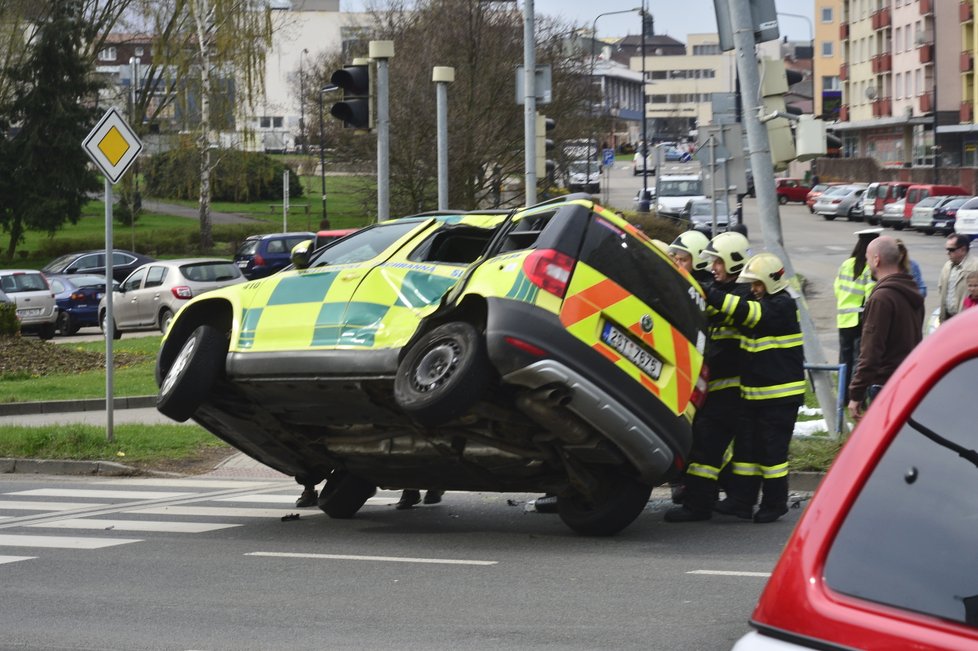 Lékařský vůz skončil po nehodě v Benešově obrácený na střeše!