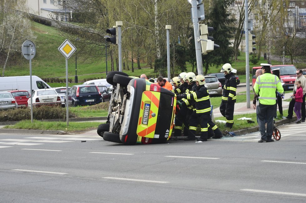 Lékařský vůz skončil po nehodě v Benešově obrácený na střeše!