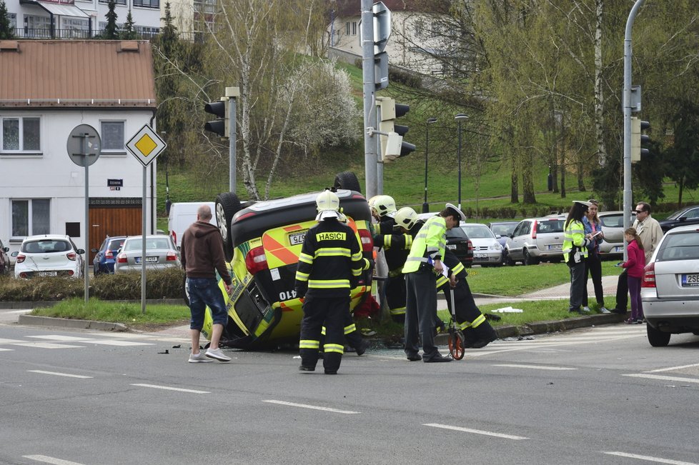 Lékařský vůz skončil po nehodě v Benešově obrácený na střeše!