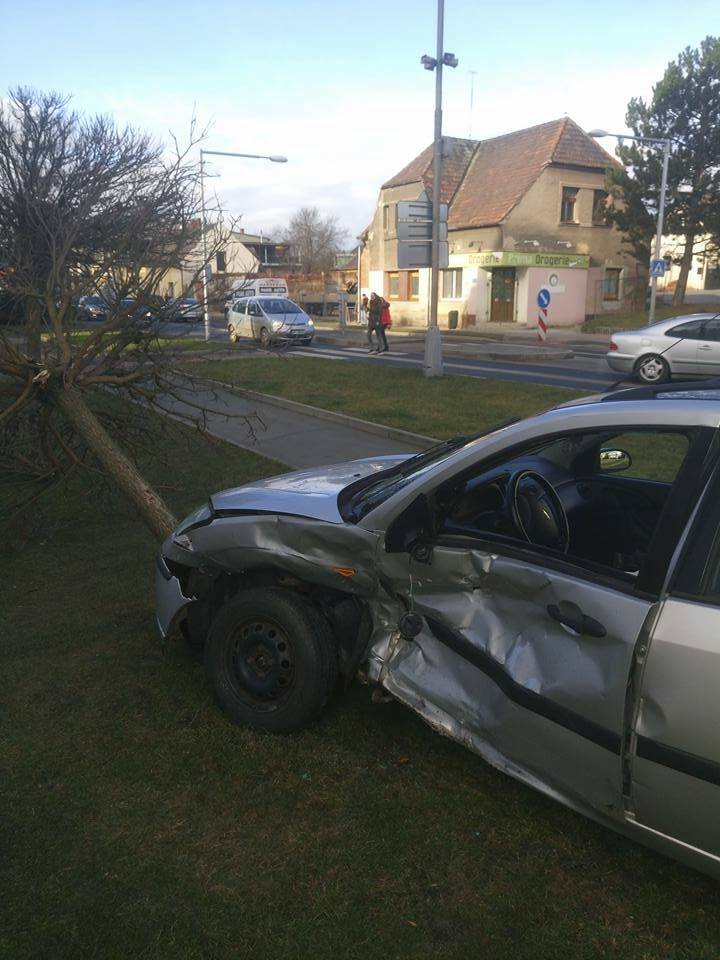 Nehoda záchranářského vozu v Nýřanech na Plzeňsku.