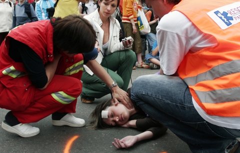 Žena si půjčila nůž a přímo na ulici v Brně si ho zabodla do hrudi, prý z nešťastné lásky