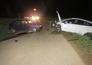 Úplně zbytečná nehoda s 3 zraněnými. Oba řidiči ignorovali zákaz vjezdu.