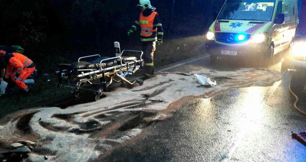 Při čelní srážce osobáků u Vysokých Popovic se zranili čtyři lidé. Všichni skončili v brněnských nemocnicích.