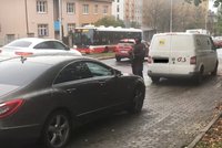 Ozbrojení zakuklenci u nehody: Řidič, který vezl peníze, se srazil s mercedesem