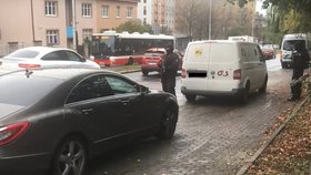 U nehody zasahovali zakuklení ozbrojenci: V Bělocerkevské ulici se srazilo auto, které vezlo peníze, s mercedesem.