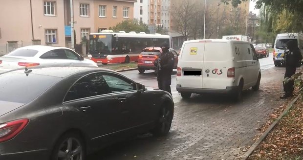 U nehody zasahovali zakuklení ozbrojenci: V Bělocerkevské ulici se srazilo auto, které vezlo peníze, s mercedesem.