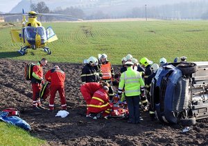 Řidič, který ukradl auto i s dítětem, pak převrátil auto na střechu a vrtulník ho musel převézt do nemocnice.