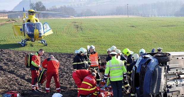 Opilý muž ukradl auto i s dítětem. Vyděšená matka naskočila do jedoucího vozu. Vše skončilo nehodou