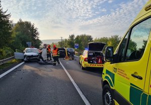 Srážka dvou osobáků zastavila ve čtvrtek ráno dopravu u Zbraslavi na Brněnsku.