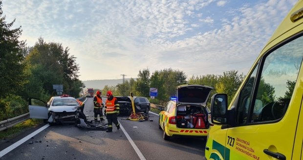 Srážka dvou osobáků zastavila ve čtvrtek ráno dopravu u Zbraslavi na Brněnsku.