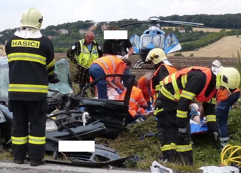 Při nehodě dvou osobních aut se zranilo devět lidí, zasahoval vrtulník LZS