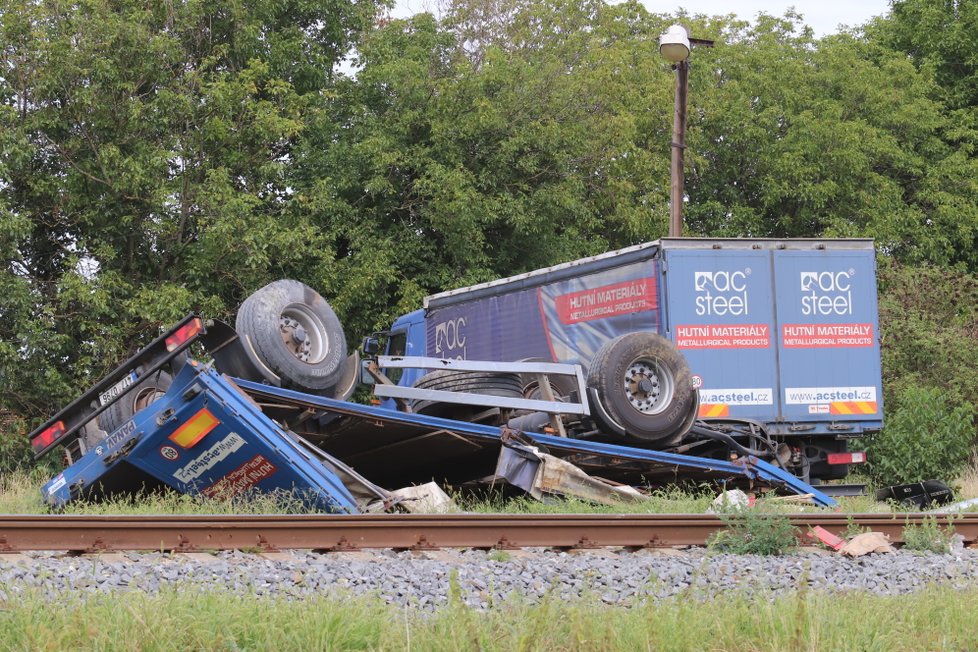 V úterý 14. srpna se ve Vnorovech na Hodonínsku srazil osobní vlak s přívěsem kamionu.