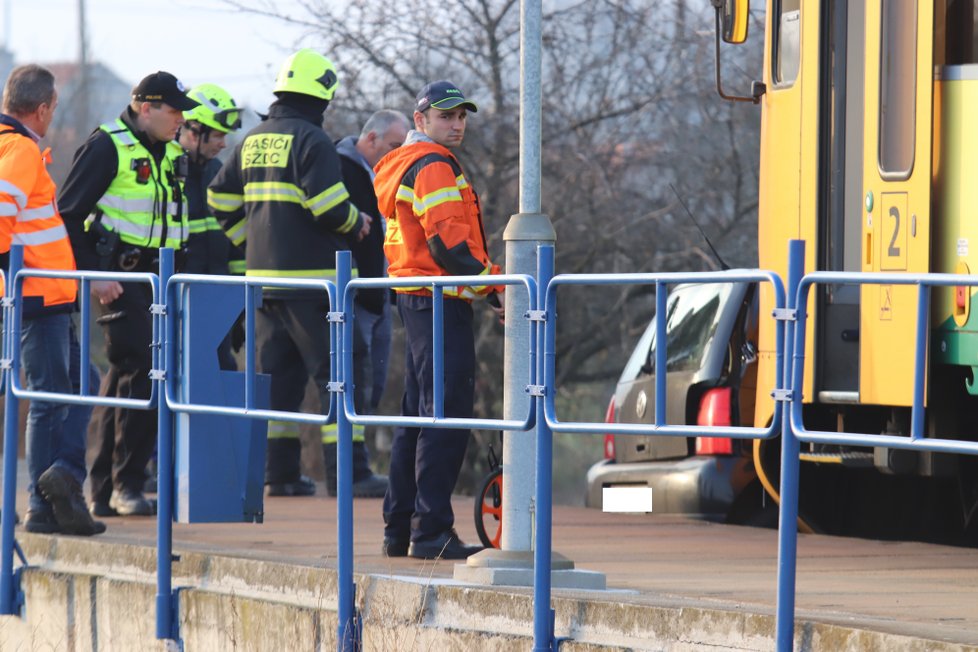 V neděli po 13. hodině vjela řidička (55) ve Veselí nad Moravou na přejezd, když se blížil vlak. Auto pak tlačil před sebou asi 40 metrů.