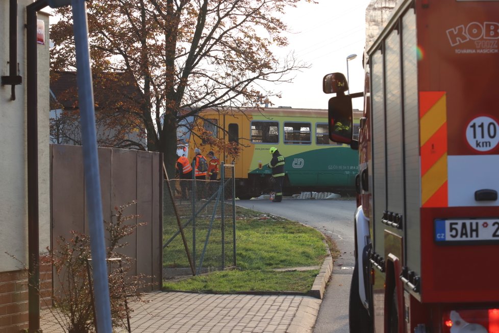 V neděli po 13. hodině vjela řidička (55) ve Veselí nad Moravou na přejezd, když se blížil vlak. Auto pak tlačil před sebou asi 40 metrů.