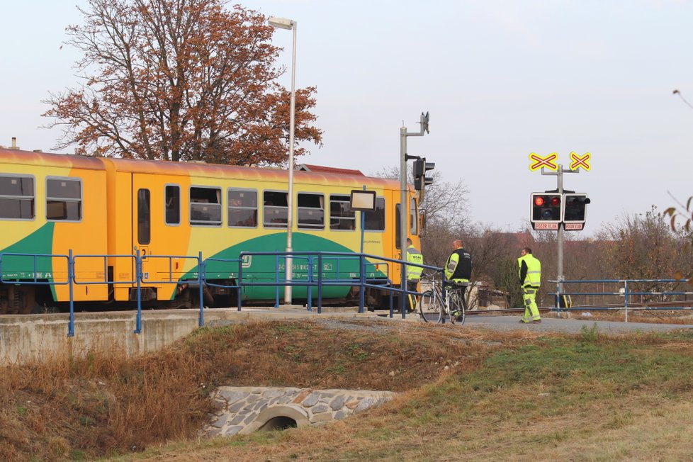 V neděli po 13. hodině vjela řidička (55) ve Veselí nad Moravou na přejezd, když se blížil vlak. Auto pak tlačil před sebou asi 40 metrů.