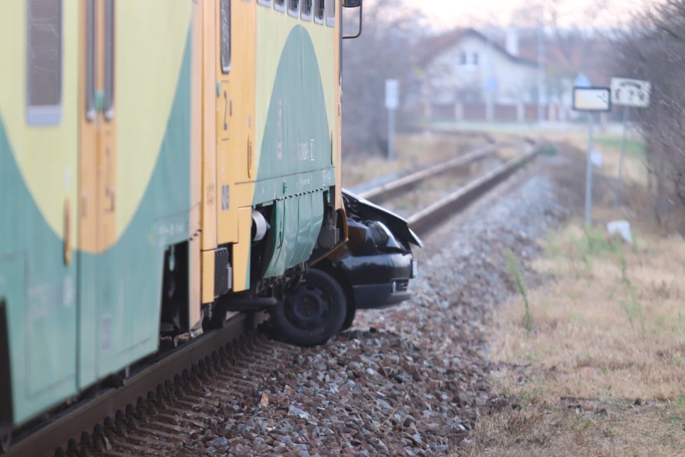 V neděli po 13. hodině vjela řidička (55) ve Veselí nad Moravou na přejezd, když se blížil vlak. Auto pak tlačil před sebou asi 40 metrů.