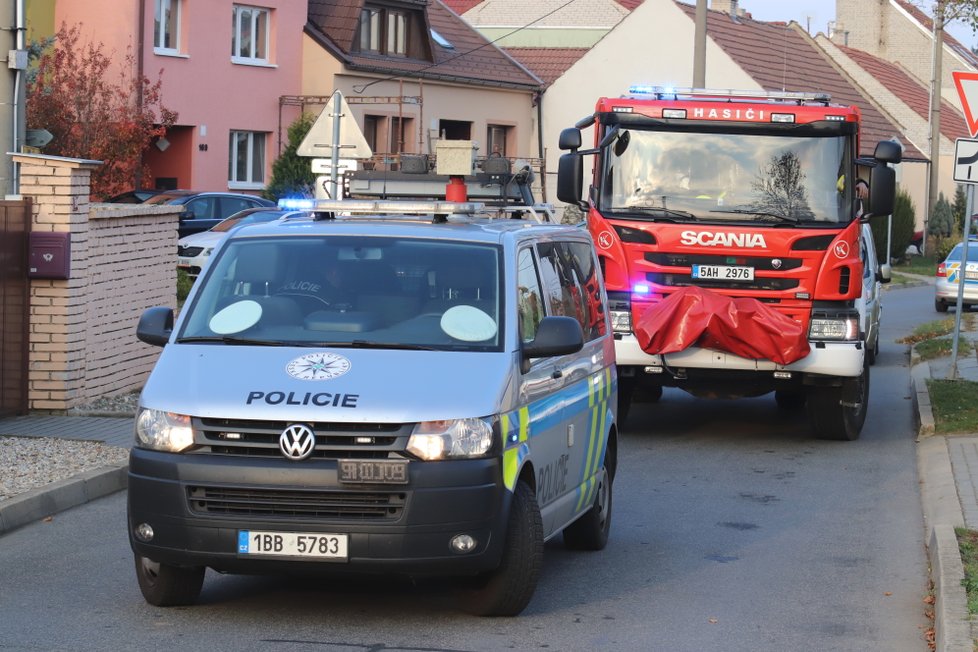 V neděli po 13. hodině vjela řidička (55) ve Veselí nad Moravou na přejezd, když se blížil vlak. Auto pak tlačil před sebou asi 40 metrů.