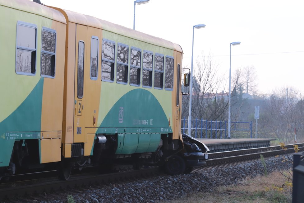 V neděli po 13. hodině vjela řidička (55) ve Veselí nad Moravou na přejezd, když se blížil vlak. Auto pak tlačil před sebou asi 40 metrů.