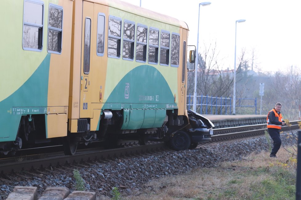 V neděli po 13. hodině vjela řidička (55) ve Veselí nad Moravou na přejezd, když se blížil vlak. Auto pak tlačil před sebou asi 40 metrů.