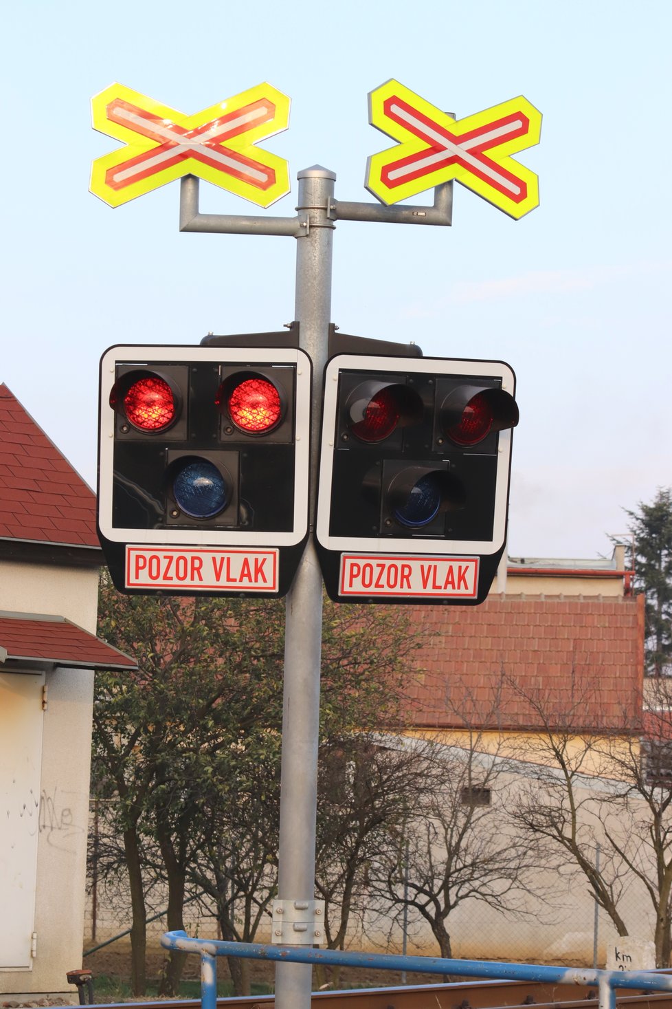 V neděli po 13. hodině vjela řidička (55) ve Veselí nad Moravou na přejezd, když se blížil vlak. Auto pak tlačil před sebou asi 40 metrů.