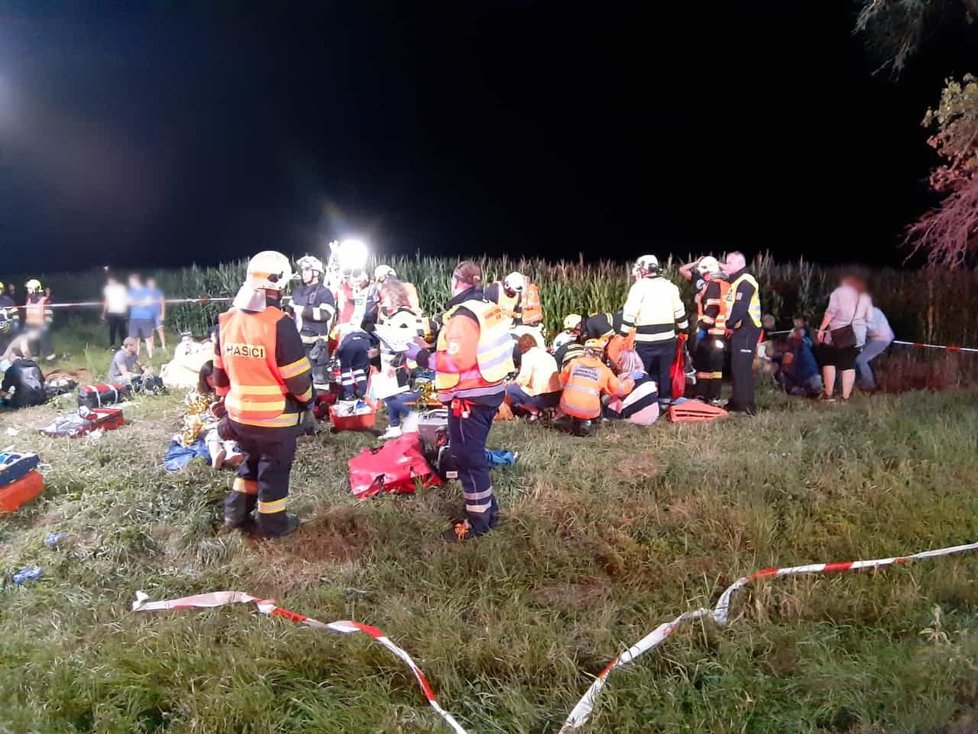 Zásah hasičů po srážce vlaků u Českého Brodu