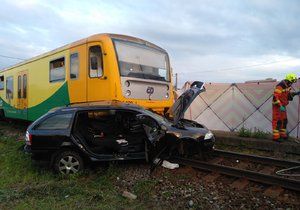 Se škodovkou najel motorista (64) na přejezdu rovnou pod projíždějící vlak.