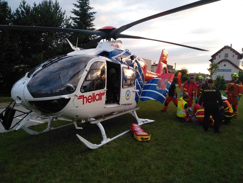 Se škodovkou najel motorista (64) na přejezdu rovnou pod projíždějící vlak.