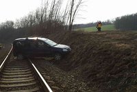 Kuriózní nehoda: Osobáky se srazily u přejezdu, jeden z nich uvázl na kolejích