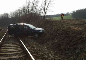 Náraz dacii odhodil do kolejiště. Nehoda přerušila na hodinu provoz na trati mezi Brnem a Bohuticemi.
