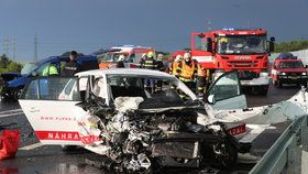 U Slaného se srazila tři auta, zranilo se pět lidí. Vážně zraněnou ženu transportoval vrtulník do pražské vinohradské nemocnice.