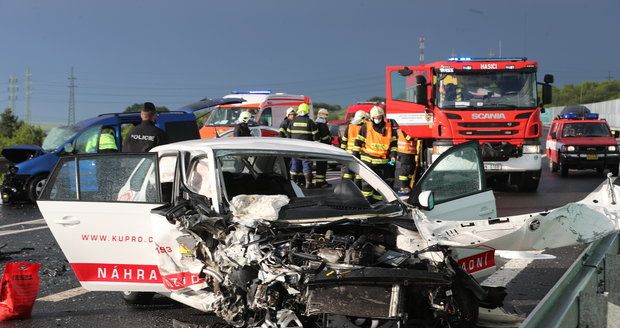 Vážná nehoda u Slaného: Tři auta se srazila, zranilo se pět lidí, z toho dvě nezletilé osoby