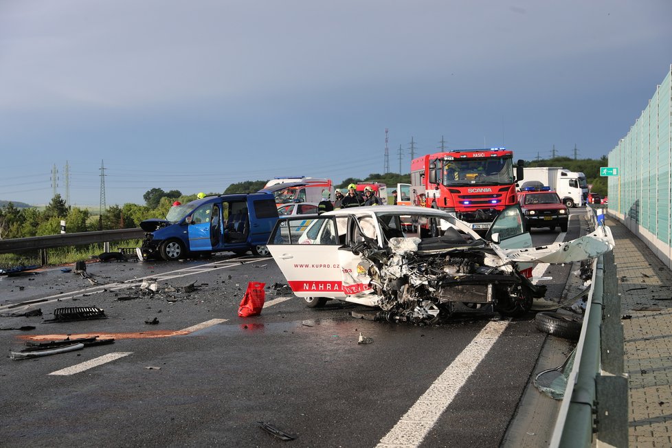 U Slaného se srazila tři auta, zranilo se pět lidí. Vážně zraněnou ženu transportoval vrtulník do pražské vinohradské nemocnice.