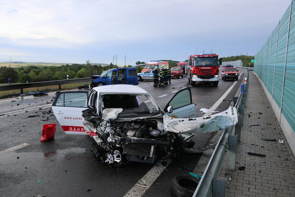 U Slaného se srazila tři auta, zranilo se pět lidí. Vážně zraněnou ženu transportoval vrtulník do pražské vinohradské nemocnice.